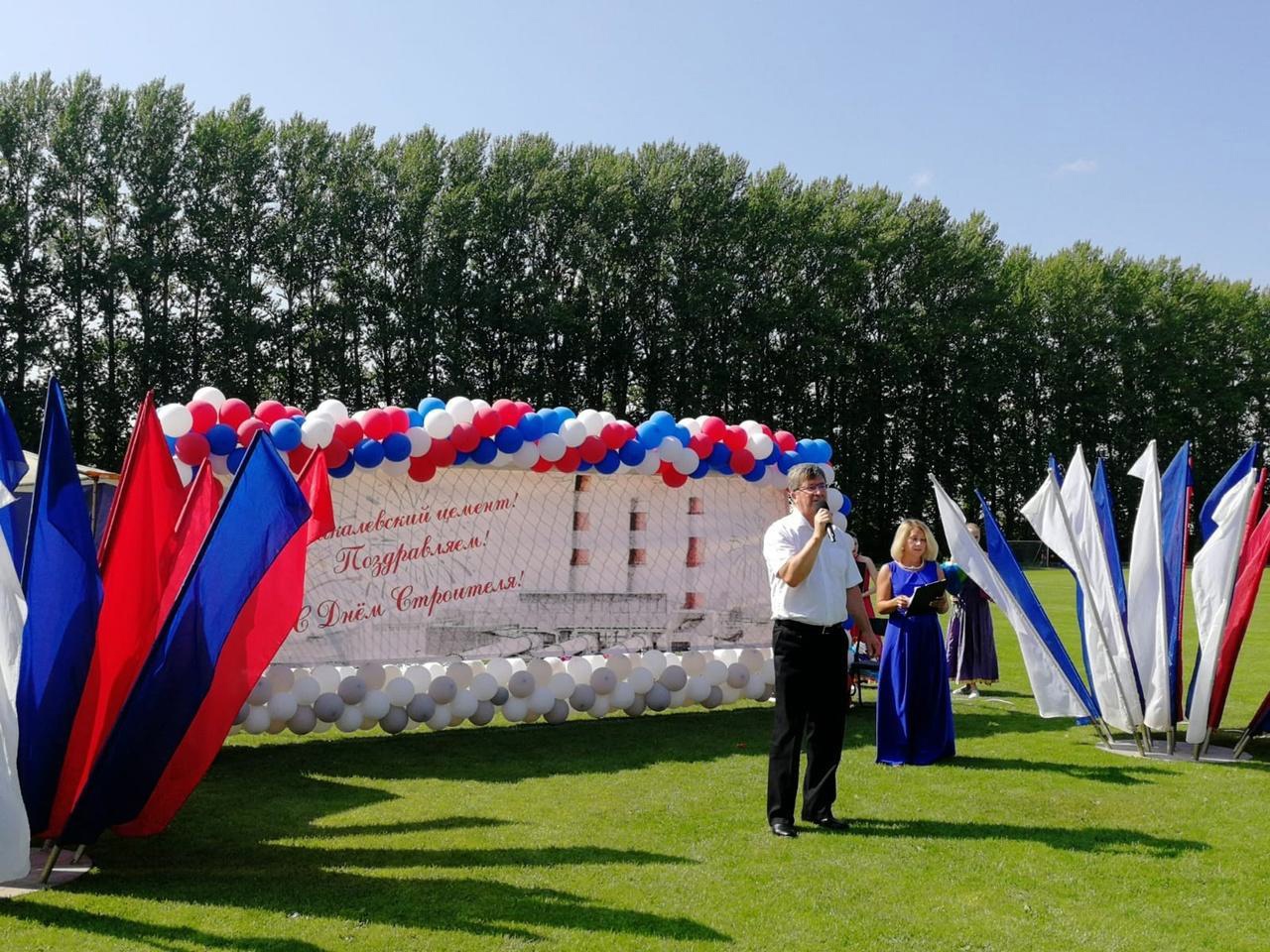 Торжественное мероприятие в честь Дня строителя прошло в Пикалево |  14.08.2023 | Пикалёво - БезФормата