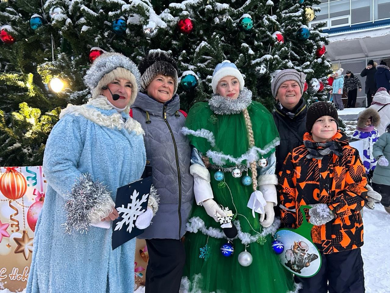 В Пикалево торжественно зажгли огни городской ёлки | 18.12.2023 | Пикалёво  - БезФормата