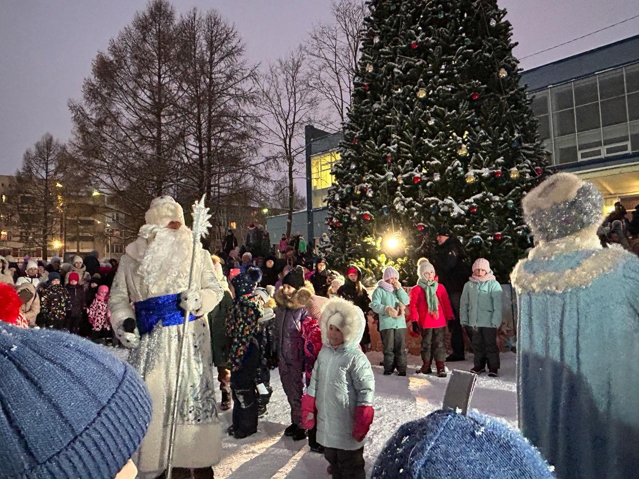 В Пикалево торжественно зажгли огни городской ёлки | 18.12.2023 | Пикалёво  - БезФормата