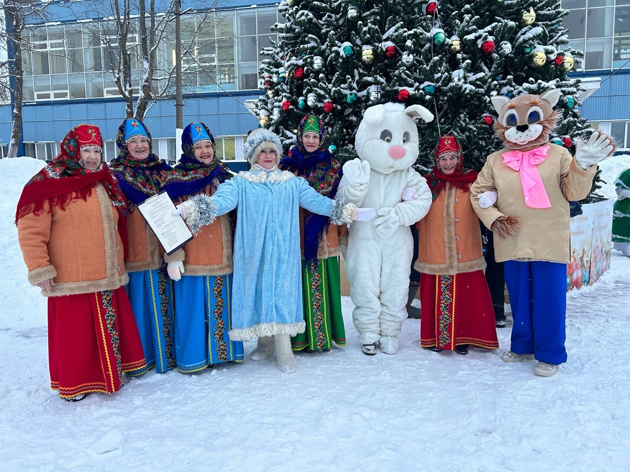 В Пикалево торжественно зажгли огни городской ёлки | 18.12.2023 | Пикалёво  - БезФормата